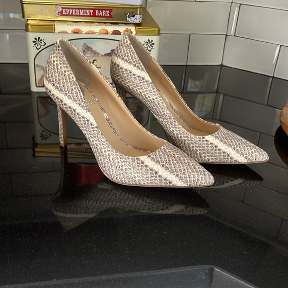 Vince Camuto heels. STYLE:VC-SAVILLA.  COLOR/MATERIAL:MALVA TRUE SUEDE - Picture 5 of 6